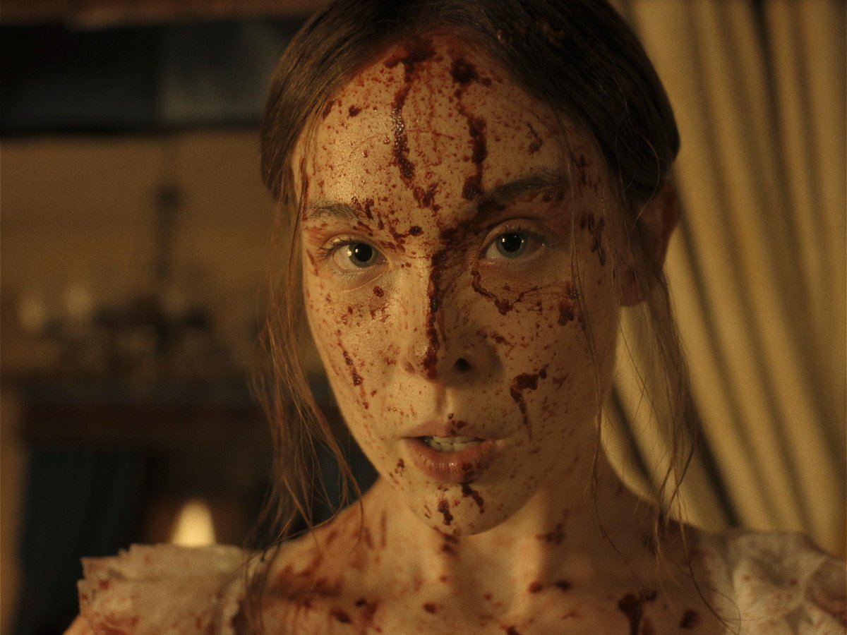 NetflixPT's tweet photo. As primeiras imagens de Ella Beatty como Lizzie Borden, Vicky Krieps como Bridget Sullivan, Charlie Hunnam no papel de Andrew Borden e Rebecca Hall como Abby Borden em "Monstro: A História de Lizzie Borden" https://t.co/gLdKRHBxJM