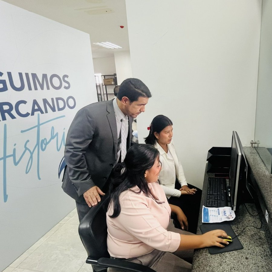 SRIoficialEc's tweet photo. .@DValenzuelaSRI, director #SRIzonal8, junto a Marco Suriaga, subdecano de la @UdeGuayaquil, reinauguró el  Núcleo de Apoyo Contable y Fiscal (NAF) en esta unidad de educación superior.

🧵⤵️ https://t.co/QWGmFVgoBr