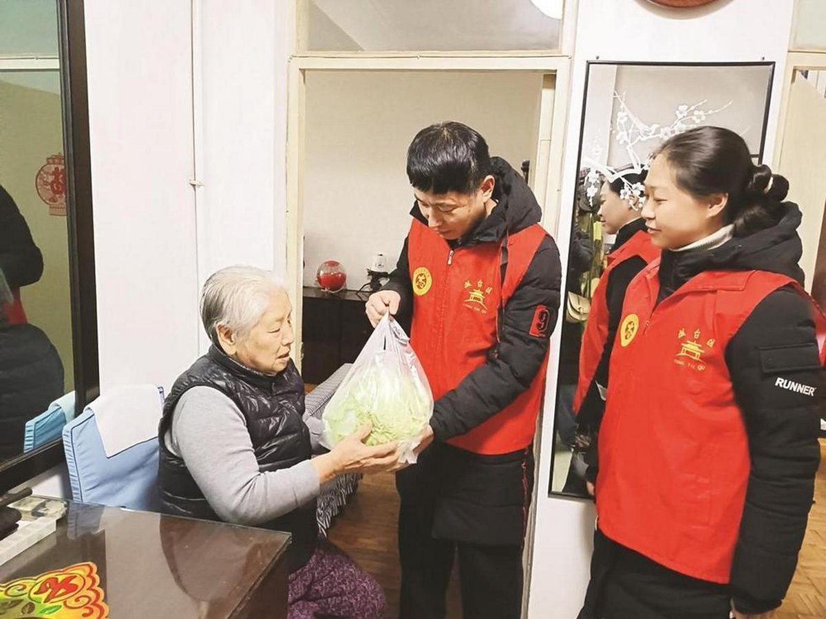 SuzanneT4530's tweet photo. Today I joined the community food drive, packed 20 care packs for elderly neighbors, and saw smiles that made every minute worth it. Grateful for this chance to give back!， https://t.co/l1QZCsQ95e