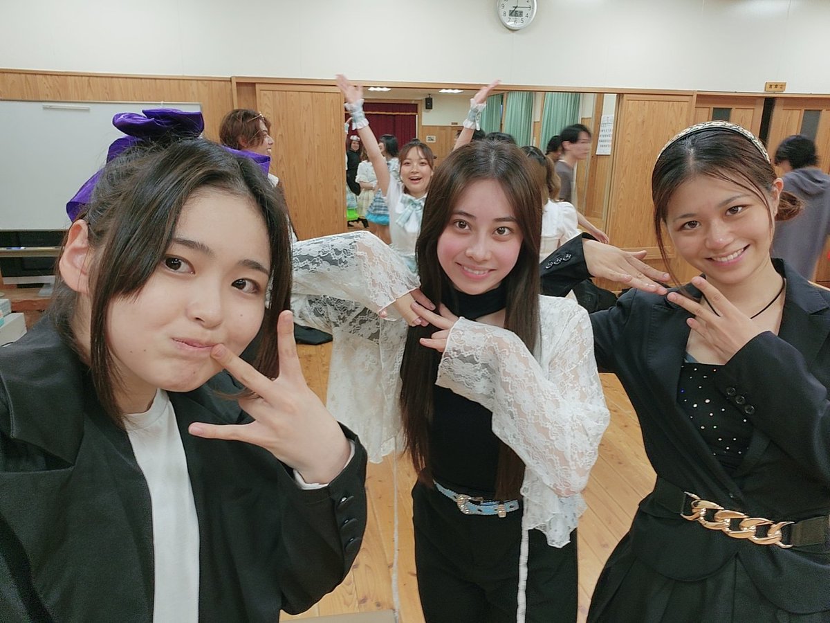 miya_ramune's tweet photo. 本番中揃っては撮れなかったんですが、衣装もちょっと構想段階のものだったんですが、未公開稽古中セレブリチームをお納めください https://t.co/H49H2FY79O