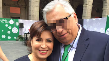 CharroPolitico's tweet photo. 🚨⚖️ Ramón Sosamontes, exfuncionario de Sedesol y cercano a Rosario Robles, perdió el amparo que buscaba frenar su proceso por la Estafa Maestra. Un tribunal federal ratificó su vinculación a proceso por presunto uso indebido de atribuciones y facultades.

💰 La FGR lo señala por un contrato presuntamente irregular de más de 353 millones de pesos con Radio y Televisión de Hidalgo, que habría causado un daño a la Hacienda Pública. El proceso judicial en su contra continúa. 🇲🇽