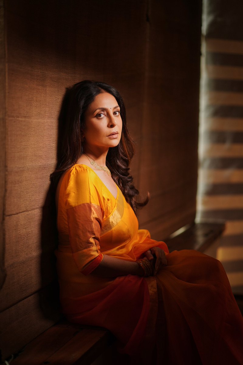 filmfare's tweet photo. #ShefaliShah looking absolutely stunning in this orange saree.🧡

#FilmfareFashion #Celebs https://t.co/8UvlureKIa