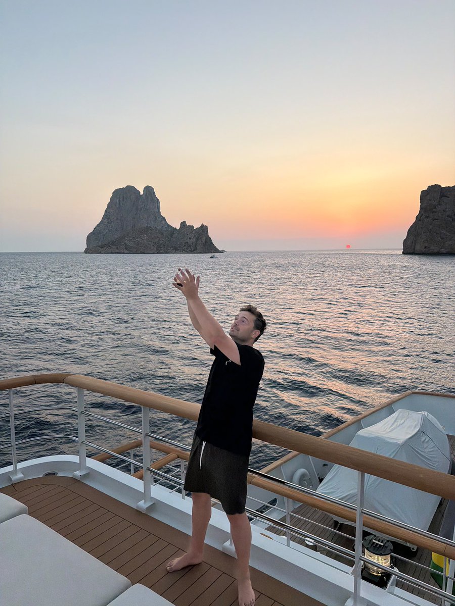 MartinGarrix's tweet photo. insane weekend in Ibiza, Finland &amp; Kosovo!! thank you do the Lipa family for the amazing care and THANK YOU for the insane energy all shows! 🇪🇸🇫🇮🇽🇰 https://t.co/9Td85VdCgl
