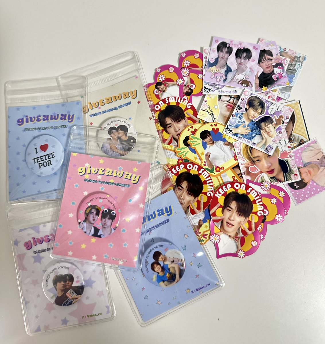 ther_rw's tweet photo. 🌟 Giveaway #DuangGoRoundConcert
สุ่ม เข็มกลัด 160 ชิ้น ( 1 ชิ้น / 1 คน)
เข็มกลัด+สติ้กเกอร์ด้วง ตี๋ป๋อ บ๊อกแบร์

ช่วย รี หน่อยน้า🥹🙏🏻 กลัววาวาจะไม่เห็น

🗓️𝘋𝘢𝘵𝘦 : 15 - 16 August 
📍: impact arena 

🙌🏻มารับกันเยอะๆน้าา 

#DuangGoRoundConcert
#เจอด้วงที่อิมแพคนะเธอ https://t.co/QFawywfsn7