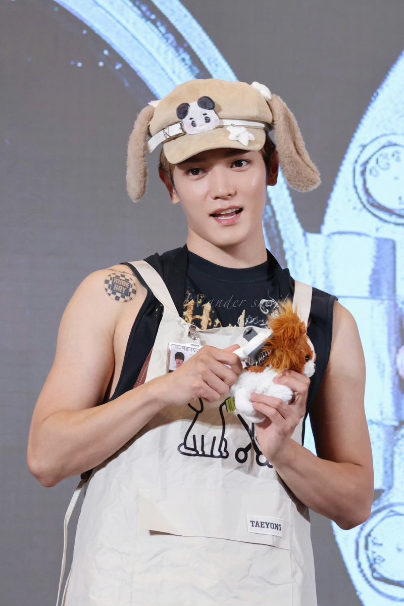 ltyaxis's tweet photo. taeyong with the little ruby 🥹 https://t.co/NTXiLTuArH