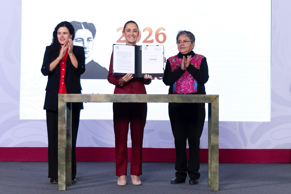 GobiernoMX's tweet photo. #MañaneraDelPueblo | La presidenta @Claudiashein firma decreto para fortalecer la transparencia en el gobierno federal.

Las instituciones publicarán información adicional de interés público sobre contrataciones, convenios, procesos de fiscalización y estados financieros. Los datos están disponibles y actualizados en https://t.co/qjGAvmhZ5c.