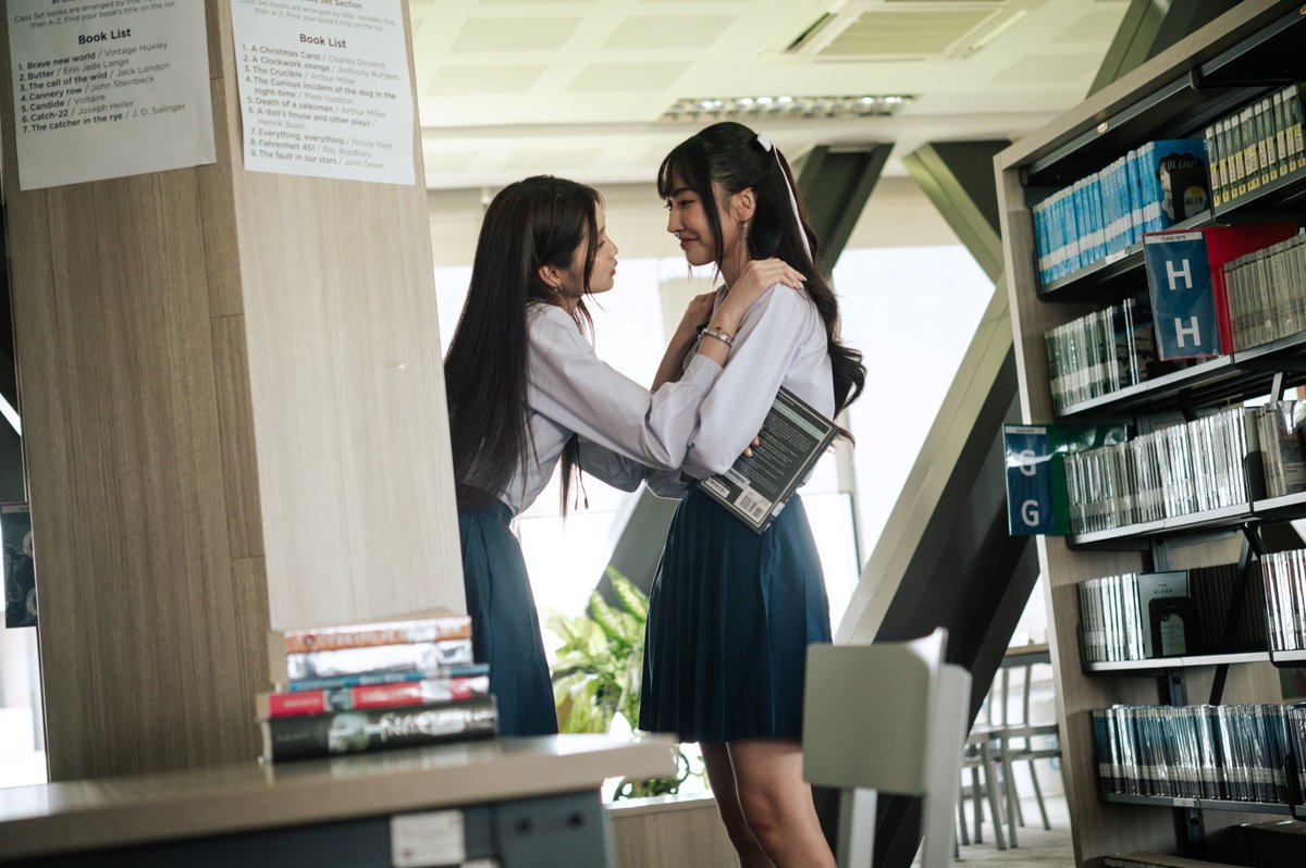 OxytoxinSeries's tweet photo. อย่าถามว่าอ่านหนังสือถึงไหนแล้ว ถามว่าเขินกันถึงไหนแล้วดีกว่า 🫠😚

#OxytoxinSeries #GMMTV 
@waifha_ @t0nnkhaw @ygyoghurtyy @PSabsima https://t.co/m2jVM5nouD