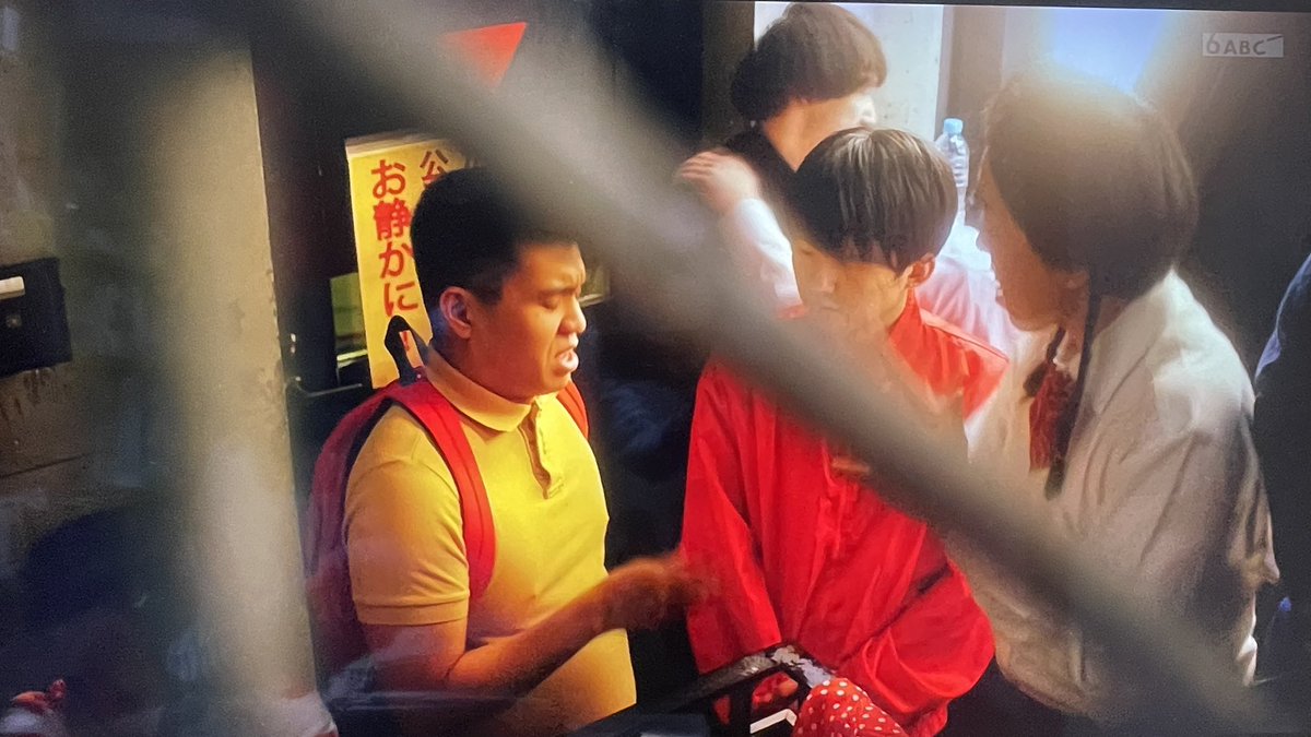 nMCd0ocdgcMXCZV's tweet photo. 映画「火花」見てたら
ドンデコルテ銀次さん
3時のヒロインさん
ソラシドさん
ジェラードンさん出てきた https://t.co/SEA2ix0ZJN