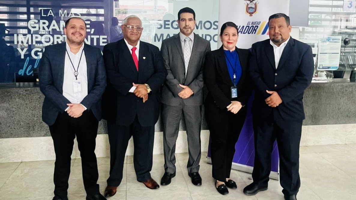SRIoficialEc's tweet photo. .@DValenzuelaSRI, director #SRIzonal8, junto a Marco Suriaga, subdecano de la @UdeGuayaquil, reinauguró el  Núcleo de Apoyo Contable y Fiscal (NAF) en esta unidad de educación superior.

🧵⤵️ https://t.co/QWGmFVgoBr