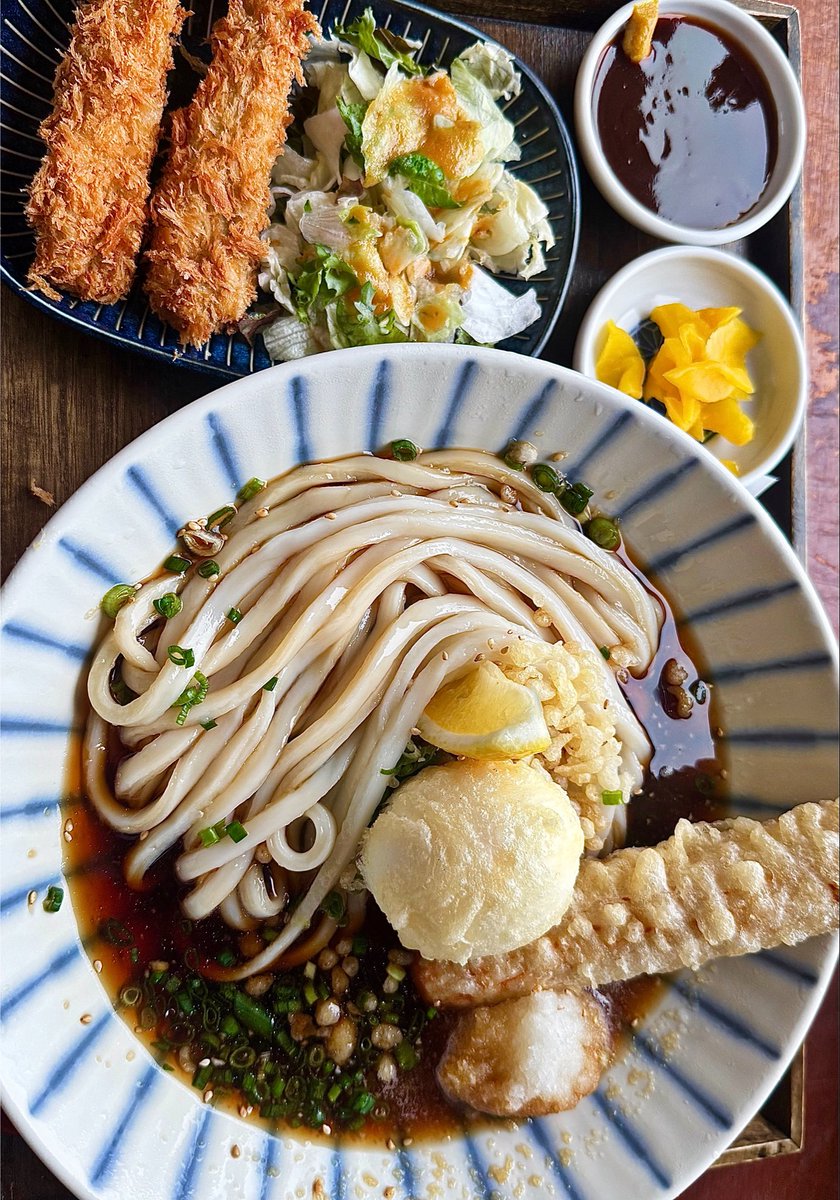 BAEG0PAY00's tweet photo. • 제주 <수우동>
자작냉우동 진짜 너무 맛있었어요 •• 먹어본 우동 중에 면이 가장 쫄깃탱글..입에 넣자마자 면이 꿈틀거리는 것만 같았어요…. 같이 올라간 튀김도 맛있고 레몬이랑 반숙계란 터뜨려서 국물에 섞어 먹을 때 맛이 변하는 느낌도 좋았음 혼밥이었는데 바다뷰도 예쁘고 웨이팅 있긴 ��지만 충분히 만족했던 곳