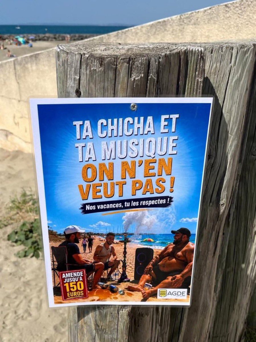 ImpactMediaFR's tweet photo. 🇫🇷🏖️ FLASH

"TA CHICHA ET TA MUSIQUE, ON N’EN VEUT PAS ! NOS VACANCES, TU LES RESPECTES !"

Des affiches portant ce message, annonçant une amende pouvant aller jusqu’à 150 €, ont été aperçues à Agde et font polémique sur les réseaux sociaux.

La ville d’Agde, dirigée par le maire RN Aurélien Lopez-Liguori, a bien lancé une campagne contre les nuisances sonores et l’utilisation de chichas sur les plages.

👉 Il n’est toutefois pas confirmé que ces affiches soient officielles.