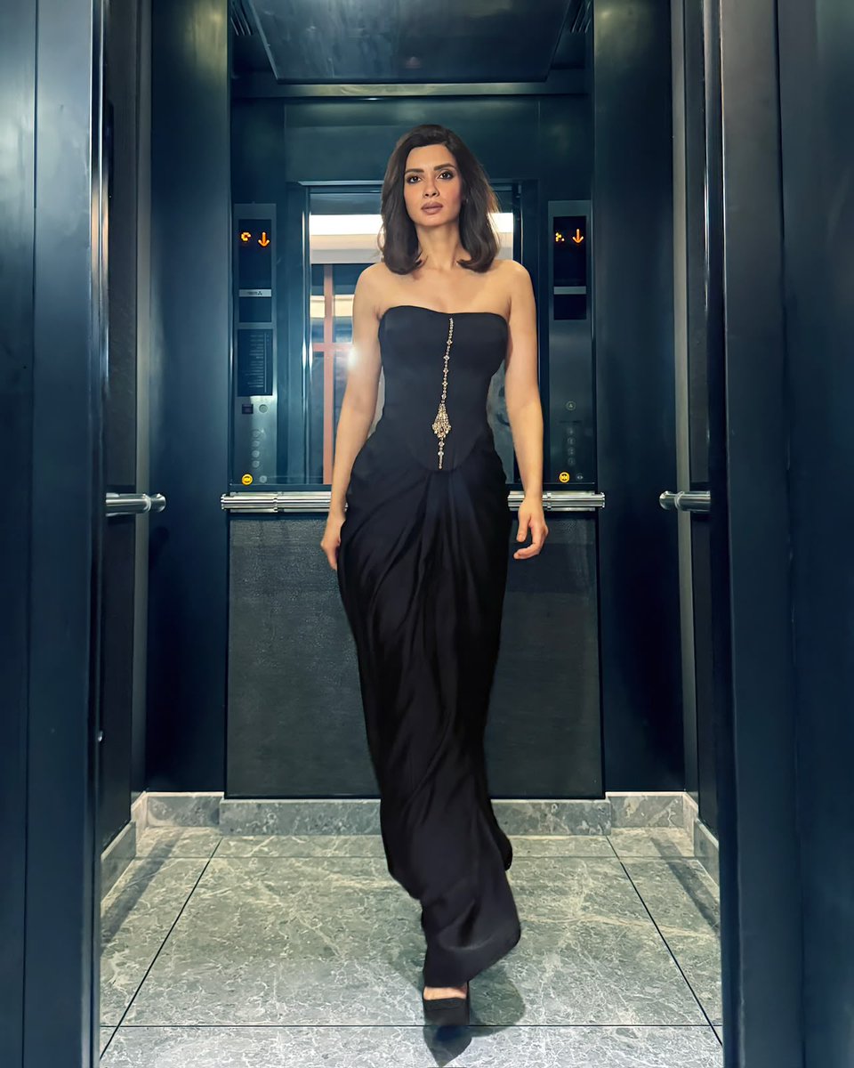 filmfare's tweet photo. Black, bold and undeniably striking.🖤  #DianaPenty owns the look. ✨  

#FilmfareFashion #Celebs https://t.co/tOu3Lbq7oc