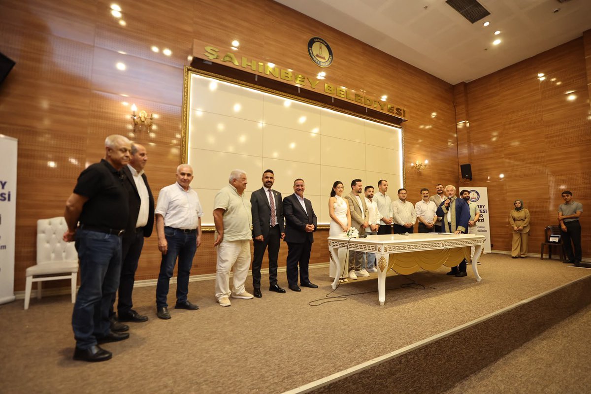 mtahmazoglu's tweet photo. Belediye Meclis Üyemiz Mahmut Öztürk’ün kıymetli kızı Berfin ile Emre kardeşimizin nikah akitlerini gerçekleştirdik.

Öztürk ile Koca ailelerimizi tebrik ediyor, iki cihan saadeti diliyorum.

Hayırlı olsun.💐

#Şahinbey #Gaziantep https://t.co/WctabjGcoL