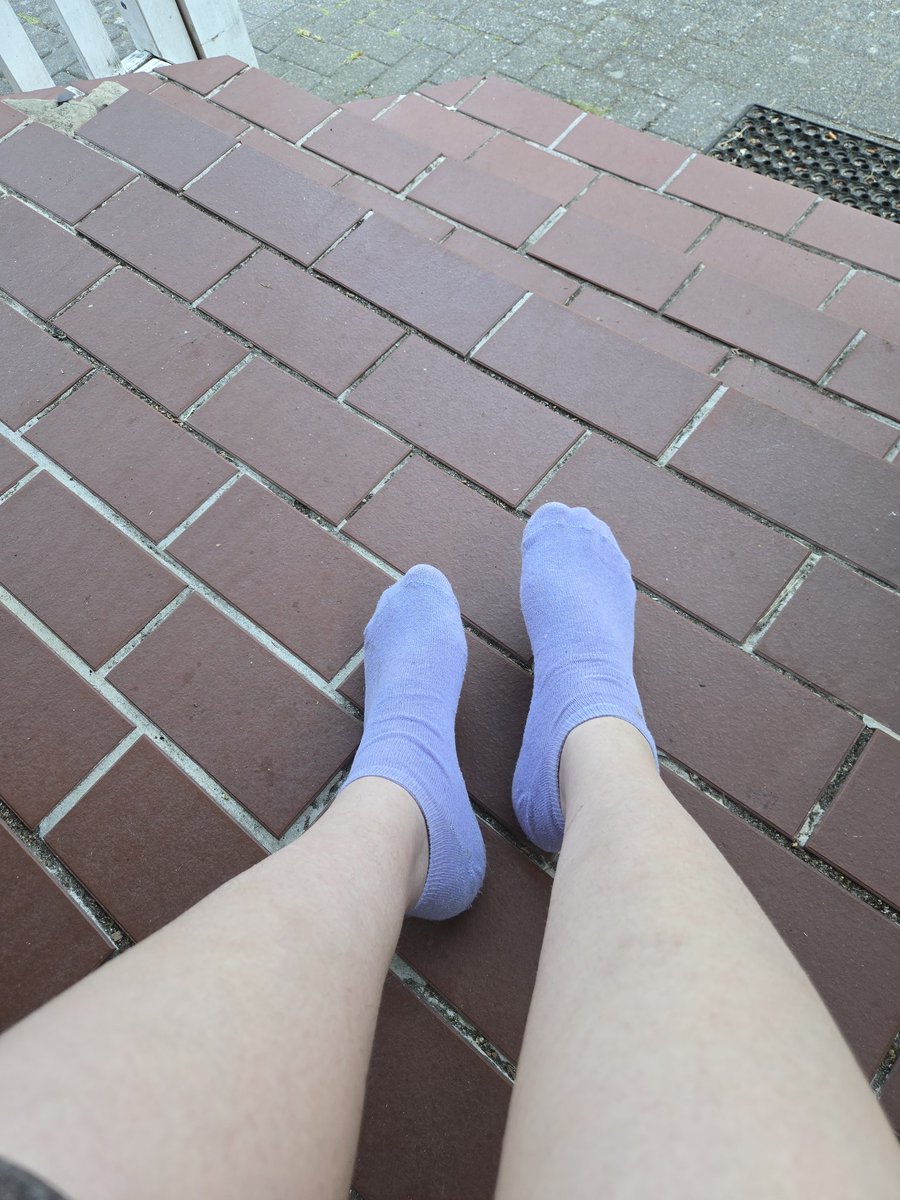 NightbloomX_'s tweet photo. 🧦 Endlich raus aus denn schuhen…
und direkt noch ein bisschen im Garten chillen nach der harten Arbeit 🔥
Lila Socken schon schön warm, leicht dreckig und feucht vom Tag 😈👃
Wer will sie nach noch ein paar Stunden extra? https://t.co/y58Rt2rw8h