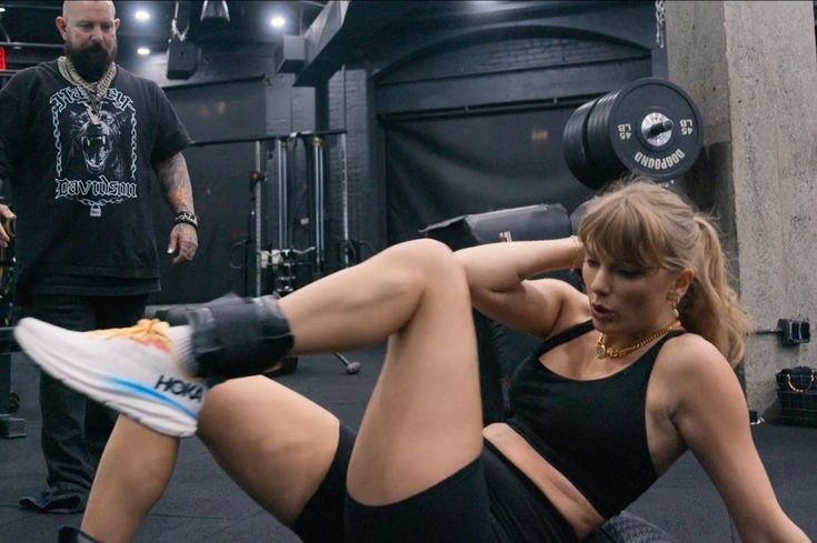 joyfultowatch's tweet photo. Taylor Swift looks toooo  fit https://t.co/zI2BjOW3hn