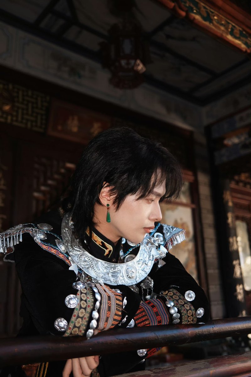 MILKY_THV's tweet photo. Kuma looks gorgeous in a traditional outfit. This color scheme suits him very well #熊艺文kumakid #XiongYiwen https://t.co/NjF2BJrCQD