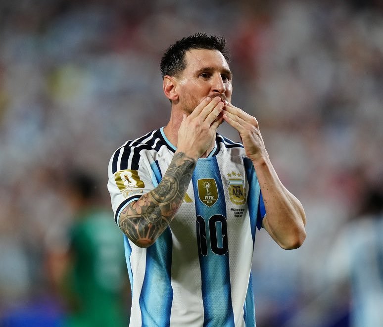 idextratime's tweet photo. 🚨 BREAKING : Isabel Díaz Ayuso (Presiden komunitas Madrid) mengumumkan lewat media sosialnya bahwa Lionel Messi telah menyumbang €80 ribu (Rp1,65 miliar) untuk membantu rekonstruksi Sierra Oeste de Madrid yang terdampak kebakaran hutan besar dalam beberapa minggu terakhir.

Ayuso mengucapkan terima kasih kepada Messi dan menyatakan bahwa warga Madrid berharap bisa segera menyambutnya untuk memberikan apresiasi. 👏