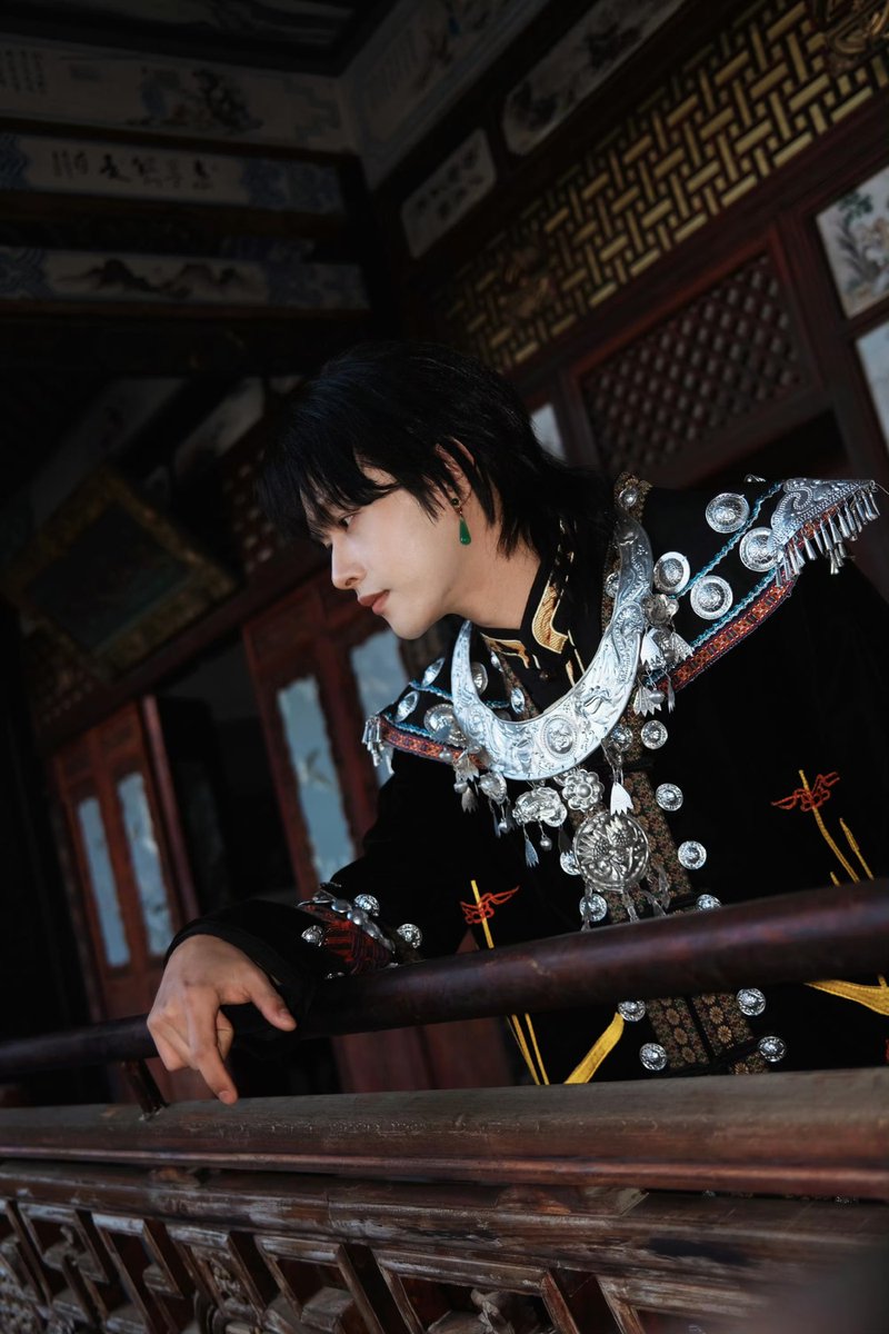 MILKY_THV's tweet photo. Kuma looks gorgeous in a traditional outfit. This color scheme suits him very well #熊艺文kumakid #XiongYiwen https://t.co/NjF2BJrCQD