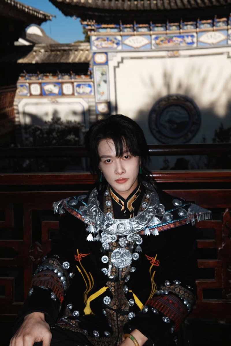 MILKY_THV's tweet photo. Kuma looks gorgeous in a traditional outfit. This color scheme suits him very well #熊艺文kumakid #XiongYiwen https://t.co/NjF2BJrCQD