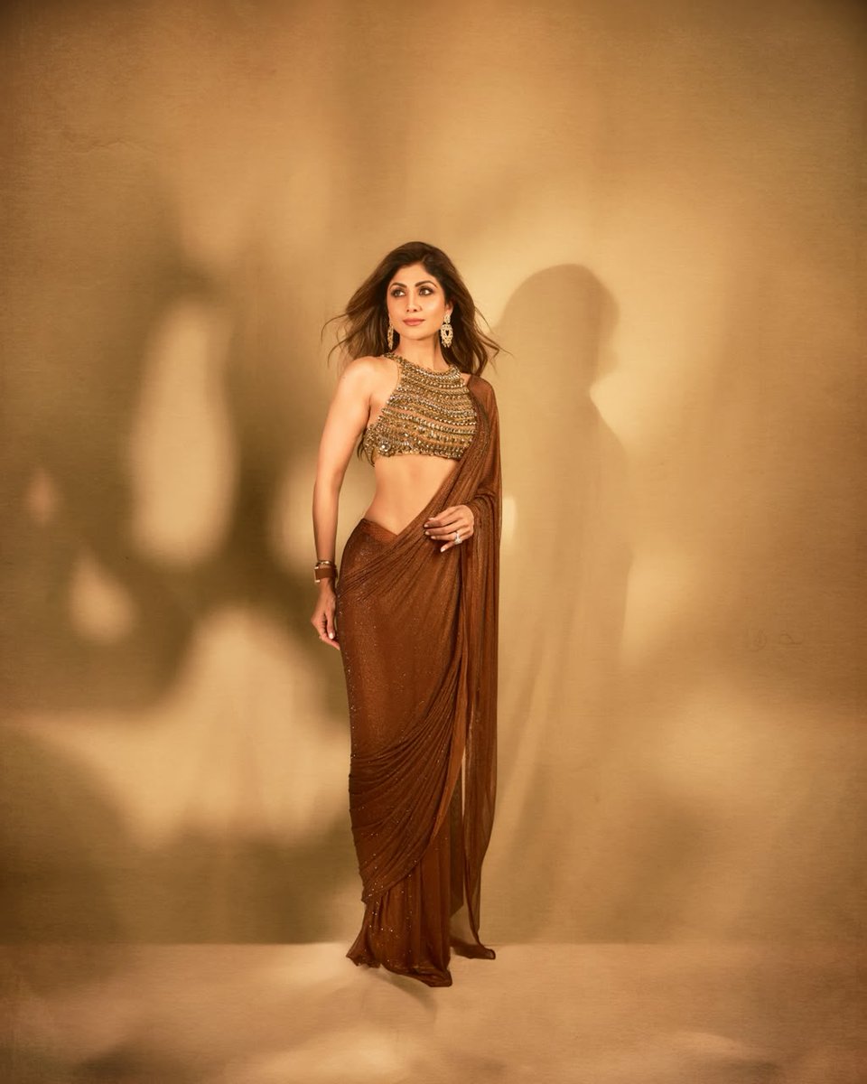 filmfare's tweet photo. #ShilpaShetty serving timeless elegance in a stunning brown saree. We simply can't take our eyes off her. 🤎✨

#FilmfareFashion #Celebs https://t.co/Dl7HEnba9C