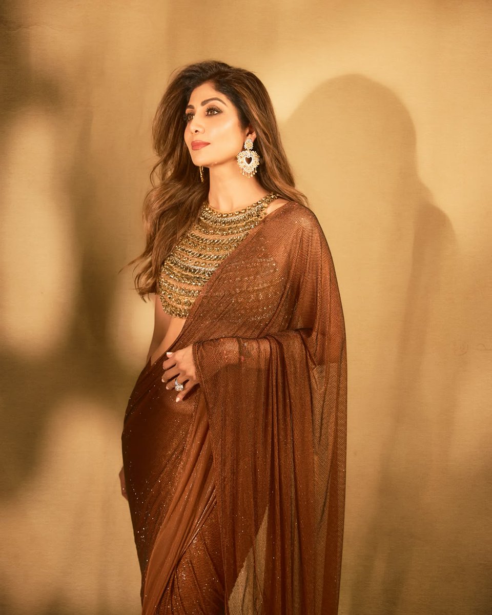 filmfare's tweet photo. #ShilpaShetty serving timeless elegance in a stunning brown saree. We simply can't take our eyes off her. 🤎✨

#FilmfareFashion #Celebs https://t.co/Dl7HEnba9C