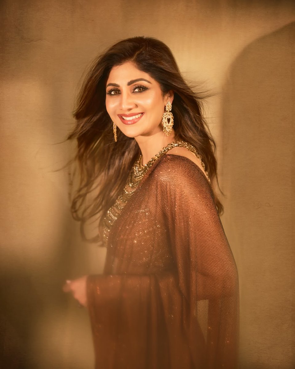 filmfare's tweet photo. #ShilpaShetty serving timeless elegance in a stunning brown saree. We simply can't take our eyes off her. 🤎✨

#FilmfareFashion #Celebs https://t.co/Dl7HEnba9C