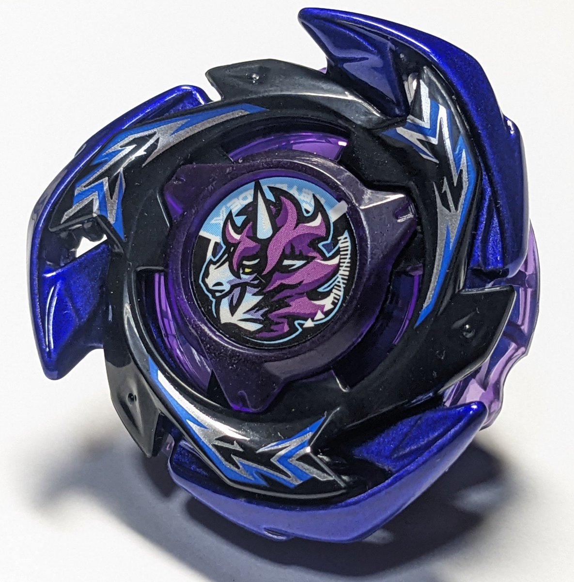 iCaRuS_BEYBLADE's tweet photo. 【冥黒の幽馬】
ユニコーンブレイブC6-60I

全体的な見た目はドランブレイブに寄せつつ、イグニッションで極端に背を低くした状態で殴り抜ける改造に仕上げました。

あと色合いがカッコ良すぎるんで見て。 https://t.co/Hwr46XDvcz