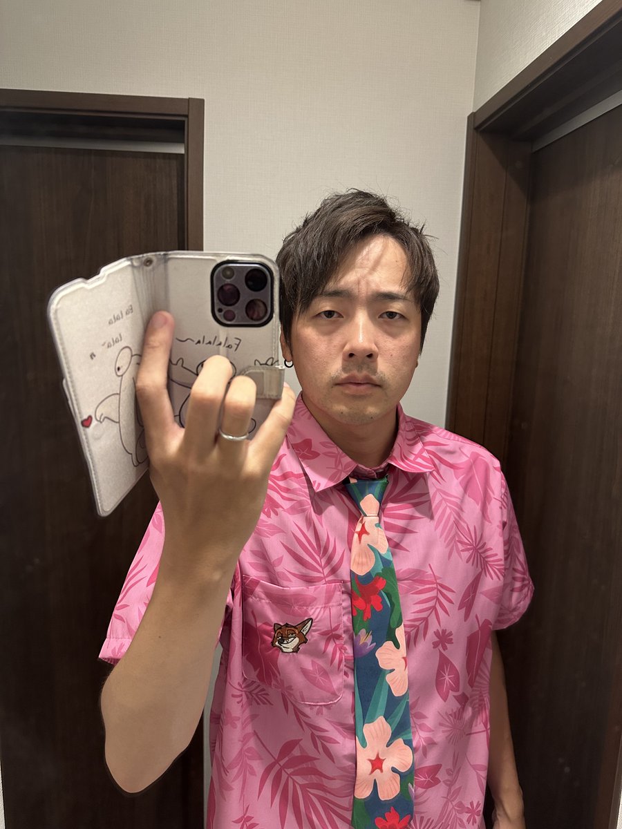 Hirokinging's tweet photo. 明日からしばらく休みがなく月末までほとんど子供と会えなくなるので、今日はディズニーランドで思いっきり遊んだ日。
疲れ切った子供をベッドに寝かせ、夜明けには出発なので明日からの支度をしながら、ふと鏡に映った自分を見たらあまりにも陽気な格好をしていて元気出た。 https://t.co/EWvdxQneJ7