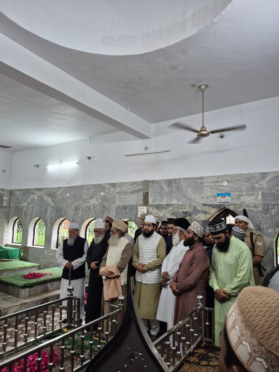 razaacademyho's tweet photo. Aagaaz Jashn e 200 sala khidmat e ifta khandaan e Aala Hazrat
Date - 2nd August 2026
Place - City Qabrastan, Bareilly Shareef
#RazaAcademy https://t.co/MYgJWdU2nK