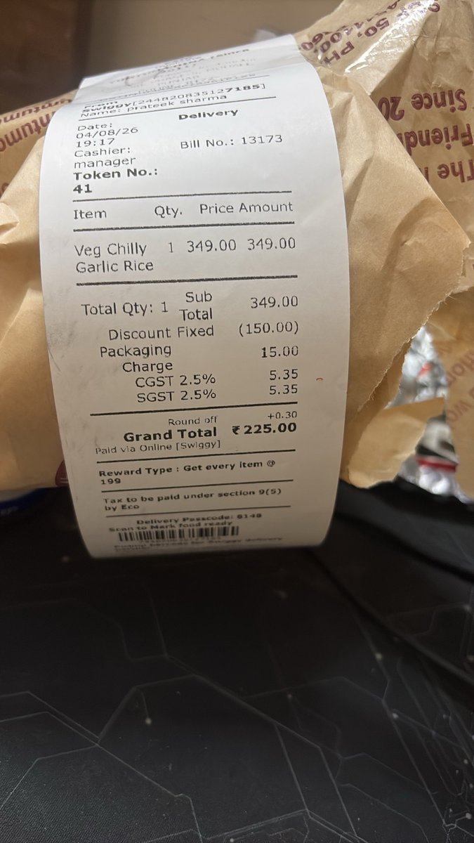 patriksharma's tweet photo. @Swiggy @SwiggyCares your food ordering is look like a scam every random when I order. See attached what restaurant shared and what I received. Panner was not at all there ans no way I can see bell pepper .  Customer support is saying take 36 rs for mistake , seriously?? @Swiggy https://t.co/jUifvug1d1