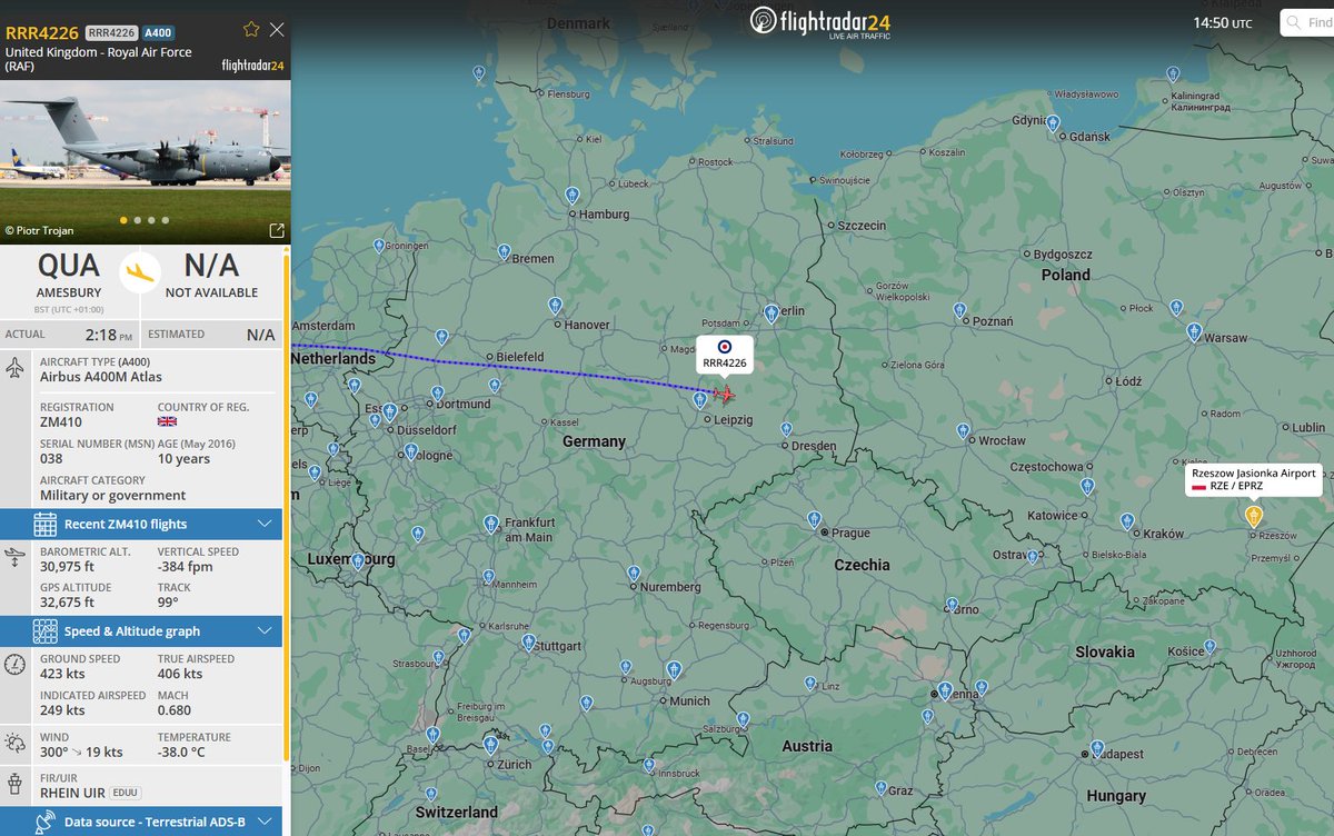 PolishMilRadar's tweet photo. 📅 04.08 🕞 16:51LT - 🇬🇧✈️ Airbus A400M RAF-u leci do Rzeszowa
🇬🇧 Królewskie Siły Powietrzne Wielkiej Brytanii
✈️ Airbus Atlas C1 (A400M) | Reg: "ZM410"
🛫 Baza Lotnicza MOD Boscombe Down #EGDM | Wielka Brytania 🇬🇧
🛬 Port Lotniczy Rzeszów Jasionka #EPRZ 🇵🇱
#RRR4226 leci na FL310 (9449 metrów)
🔗 https://t.co/XYg4SVuHdA
#POLMILRADAR