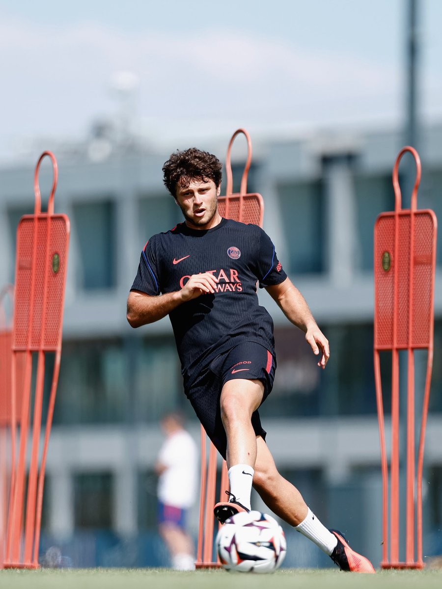 PSG_inside's tweet photo. Le travail se poursuit ! 🔋💪 https://t.co/IwWty1Ia3Z