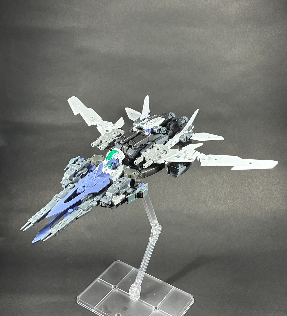 ASPsiegfried901's tweet photo. #30MMCMSM後夜祭
エスポジットエクシードで本来やりたかった人型形態を紹介します。変形の都合上一部のパーツを外しています。(干渉したので)
先ずは飛行形態と人型形態です。
腕と脚を前後に伸ばしている以外変形方法はエスポジットと同じです。
武装は両腕にエネルギーブレードが付く想定でした。 https://t.co/a32zlpM1Mm