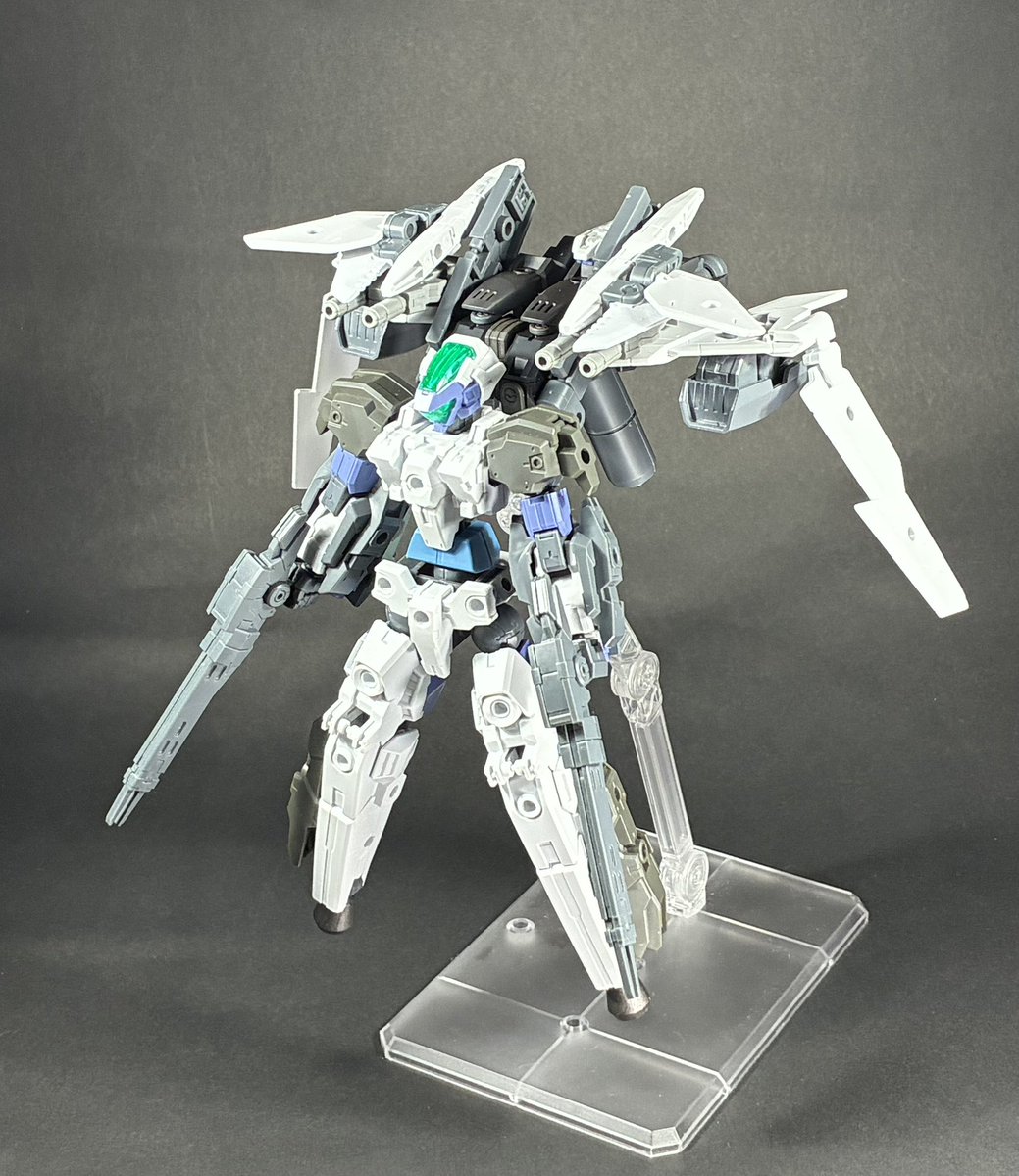 ASPsiegfried901's tweet photo. #30MMCMSM後夜祭
エスポジットエクシードで本来やりたかった人型形態を紹介します。変形の都合上一部のパーツを外しています。(干渉したので)
先ずは飛行形態と人型形態です。
腕と脚を前後に伸ばしている以外変形方法はエスポジットと同じです。
武装は両腕にエネルギーブレードが付く想定でした。 https://t.co/a32zlpM1Mm