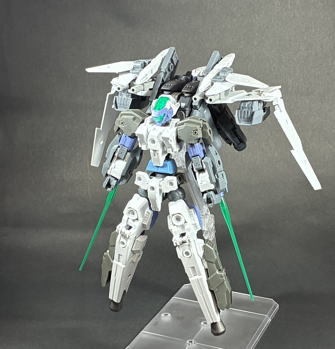 ASPsiegfried901's tweet photo. #30MMCMSM後夜祭
エスポジットエクシードで本来やりたかった人型形態を紹介します。変形の都合上一部のパーツを外しています。(干渉したので)
先ずは飛行形態と人型形態です。
腕と脚を前後に伸ばしている以外変形方法はエスポジットと同じです。
武装は両腕にエネルギーブレードが付く想定でした。 https://t.co/a32zlpM1Mm