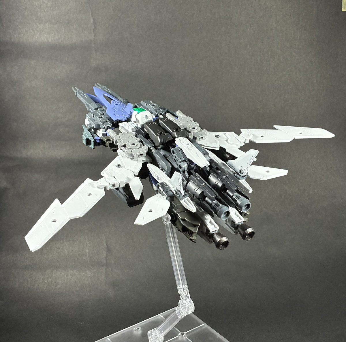 ASPsiegfried901's tweet photo. 変形後は主翼や尾翼を折りたたみコンパクトにします。
隠れていたプロペラントタンクを展開し、メインエンジンを機体前方に移動させています。
メインエンジンは角度を変えることができます。
今回は想定通りの仕上がりにならなかったので改良を加えて納得いく形に完成させます。 https://t.co/3kmwzXUxXo