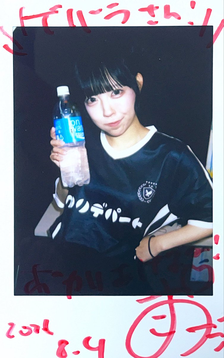 s_hey_go's tweet photo. 小田ちゃん、おまかせでソロチェキを頼まれた際、持ち前の(なんかせな！)的なサービス精神から、とりあえず小道具として手に取った飲みかけのポカリを主張してくれて、ありがとね。 https://t.co/kcVVy7fn4E