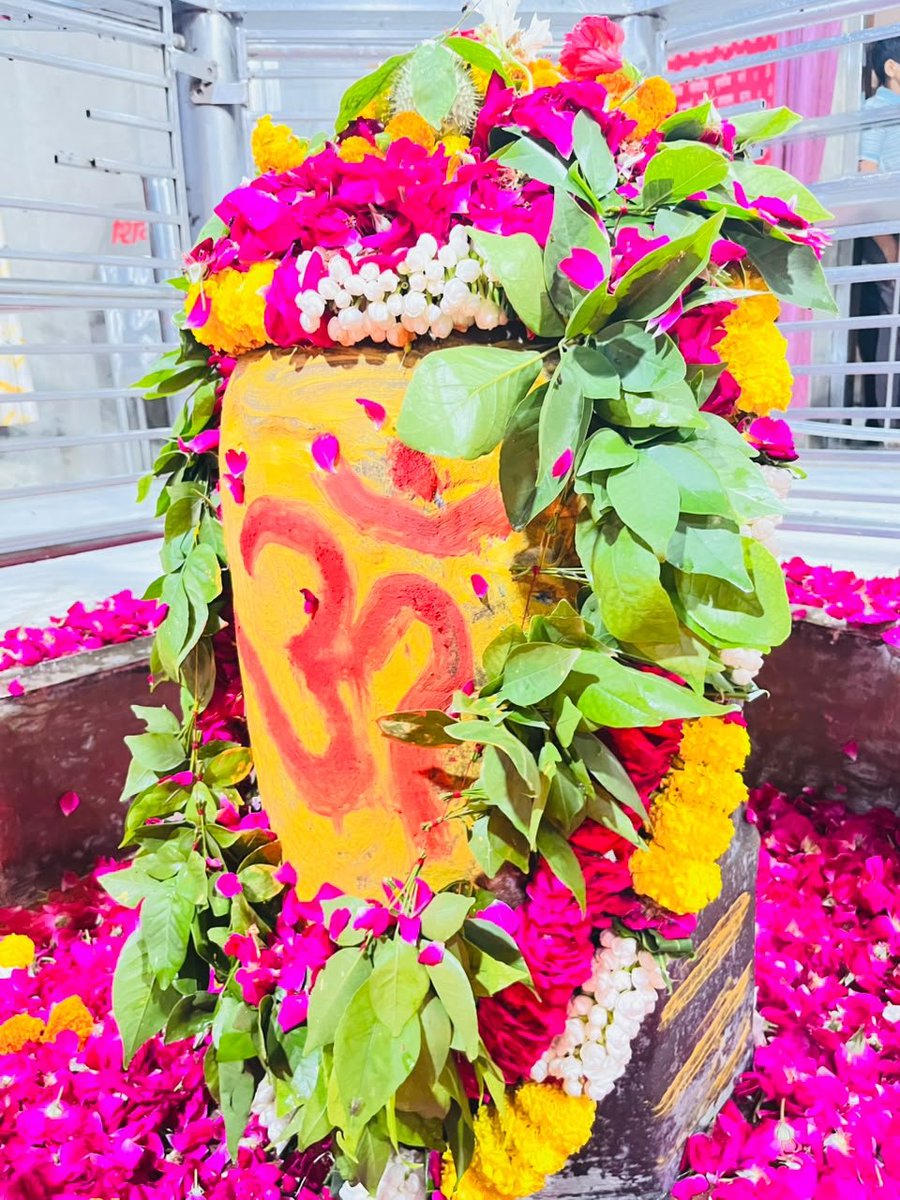 khatu_darshan5's tweet photo. 🚩ॐनम:शिवाय🚩🔔
आरती  सिद्ध पीठ🧘‍♀️स्वयंभू
श्री परशुरामेश्वर महादेव मंदिर  विशेष श्रंगार दर्शन
 ०४ अगस्त २०१६ मंगलवार 🌹
श्री पुरा महादेव ज़िला बागपत 🌺
उत्तर प्रदेश🔔🔔 https://t.co/AuML7OPygJ