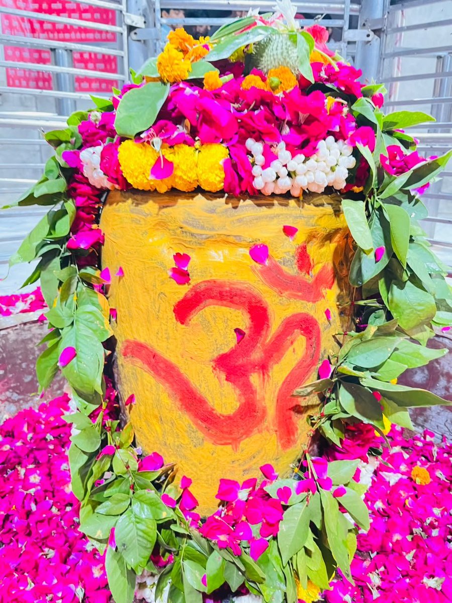 khatu_darshan5's tweet photo. 🚩ॐनम:शिवाय🚩🔔
आरती  सिद्ध पीठ🧘‍♀️स्वयंभू
श्री परशुरामेश्वर महादेव मंदिर  विशेष श्रंगार दर्शन
 ०४ अगस्त २०१६ मंगलवार 🌹
श्री पुरा महादेव ज़िला बागपत 🌺
उत्तर प्रदेश🔔🔔 https://t.co/AuML7OPygJ