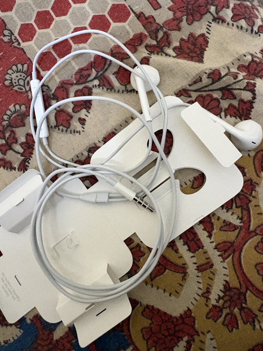 Supertrueworld's tweet photo. @Flipkart This is unacceptable. Order ID: OD338255597361700100. I paid ₹1,572 for Apple EarPods for iPhone 16 but received a different 3.5mm earphone. Delivery was made at night, and now your team is denying a return. Kindly resolve this immediately. https://t.co/l6EAZiJisG