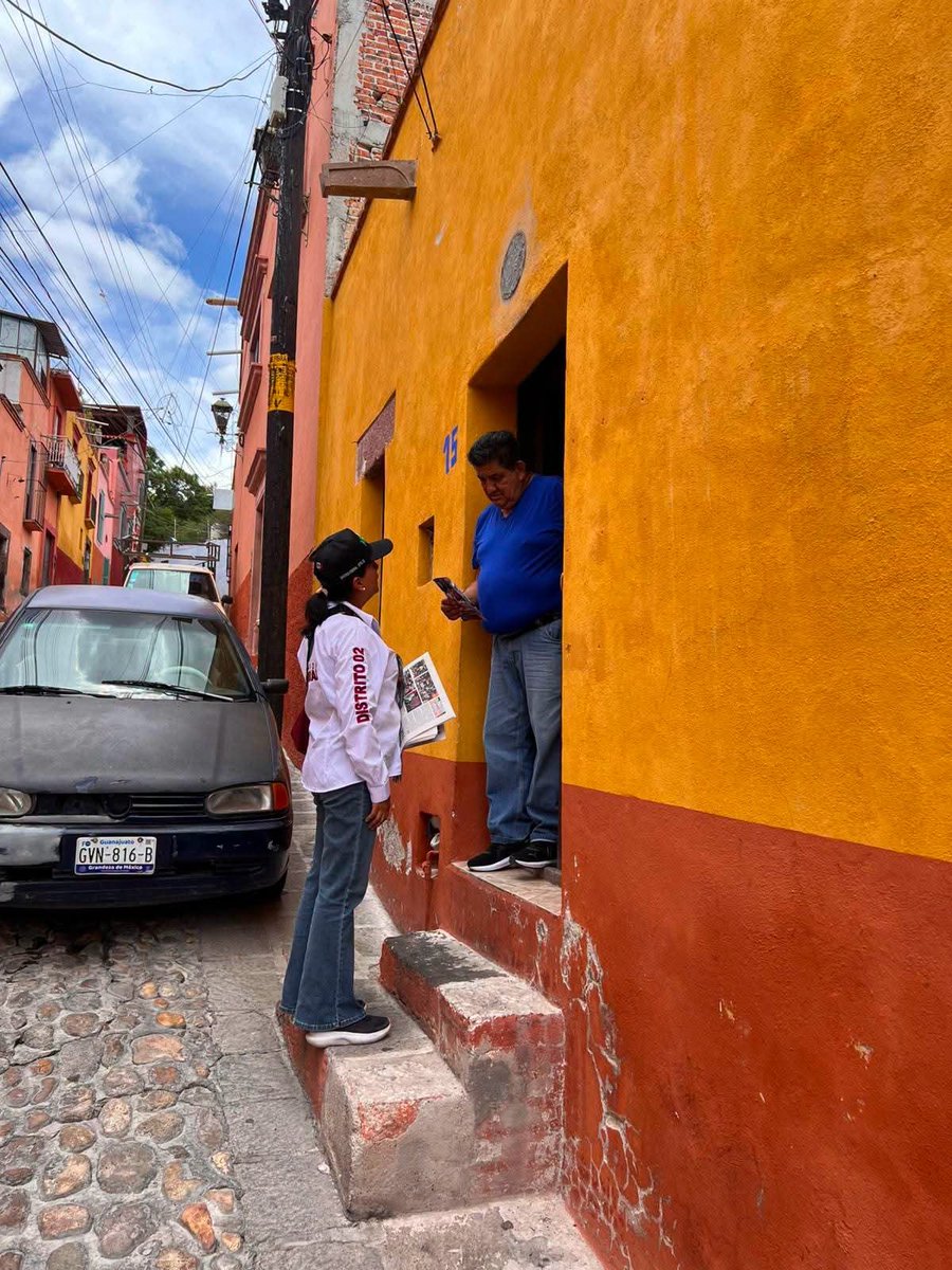 AlmaRosaGto's tweet photo. Seguimos recorriendo las comunidades del #Distrito02 para compartir las acciones que impulsamos desde la Cámara de Diputados en favor de la soberanía y el bienestar del pueblo de #México. 💪
¡Defender a México es defender a su pueblo! 👊🏻 https://t.co/2XWoKoqP4R