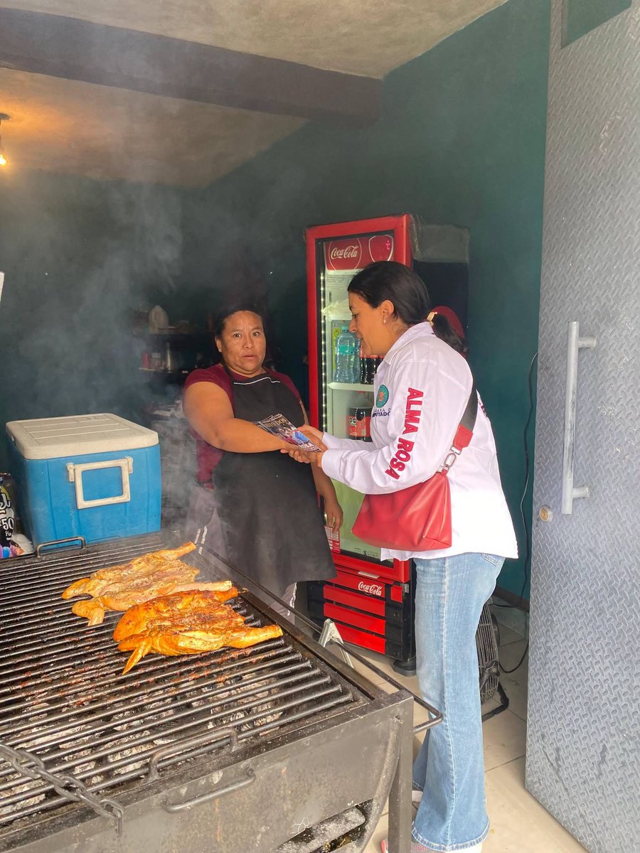 AlmaRosaGto's tweet photo. Seguimos recorriendo las comunidades del #Distrito02 para compartir las acciones que impulsamos desde la Cámara de Diputados en favor de la soberanía y el bienestar del pueblo de #México. 💪
¡Defender a México es defender a su pueblo! 👊🏻 https://t.co/2XWoKoqP4R