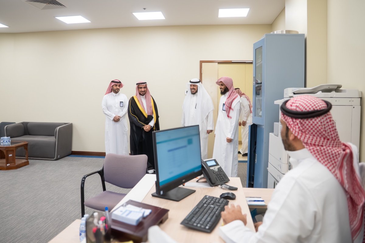 QassimUniv1's tweet photo. مثمّنًا جهود منسوبي العمادة، ومشيدًا بما يبذلونه من عمل متميز لخدمة الطلبة..

زار سعادة رئيس #جامعة_القصيم الأستاذ الدكتور محمد بن فهد الشارخ، مقر عمادة القبول والتسجيل واطلع على سير عملها، بحضور وكيل الجامعة للشؤون التعليمية الدكتور فهد بن سليمان الأحمد. https://t.co/OyVQzWCA1W