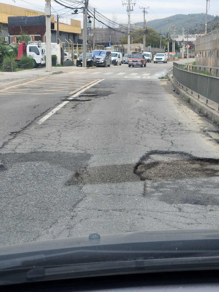 spencermet's tweet photo. Quien se hace cargo del estado de las calles Limache, Álvarez y Viana? En algunos lugares ya es casi imposible transitar con tantos hoyos... Uno paga permiso de circulación por algo @seguridadvina @vinadelmar @vinadenuncia @MacaRipa #Viñadelmar @AlertaNoticiasV @Alerta_V_Costa https://t.co/AtsxG3Z9VW