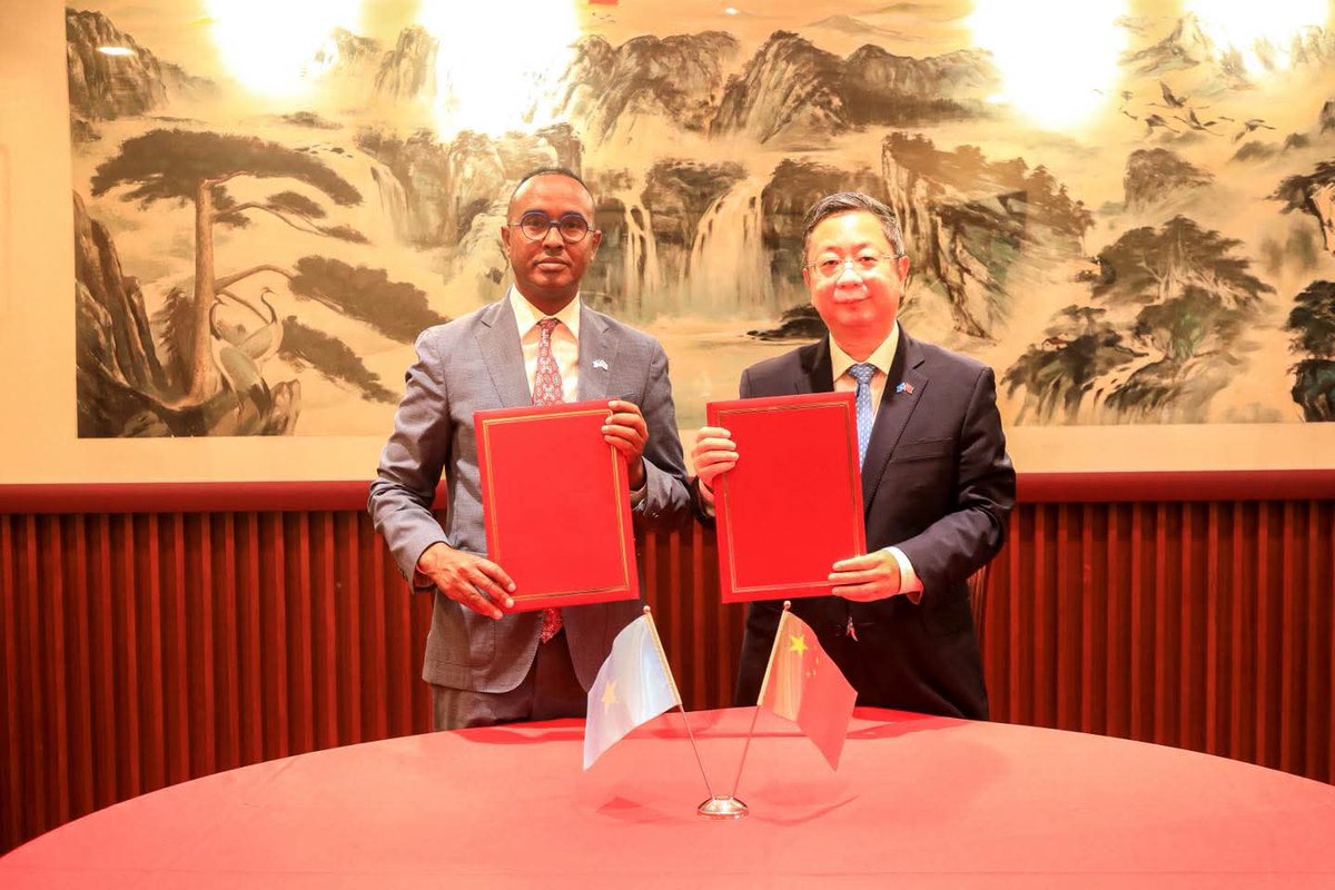 SoDMA_Somalia's tweet photo. Commissioner @MahamuudMoallim and the Ambassador of the People's Republic of China to Somalia, H.E @AmbWangYu, today signed an agreement for a humanitarian assistance project through which the People's Republic of China will provide support to vulnerable communities across Somalia.

The project, valued at 15 million Chinese Yuan, will deliver humanitarian assistance to the country's most vulnerable communities, reinforcing ongoing relief efforts and support for people affected by humanitarian crises.

Ambassador Wang Yu reaffirmed the People's Republic of China's commitment to continuing its support for Somalia, particularly in humanitarian assistance and bilateral cooperation.

Commissioner @MahamuudMoallim expressed his appreciation to the People's Republic of China for its continued partnership and unwavering support to the Somali people, especially in assisting vulnerable communities.
@ChineseSomalia