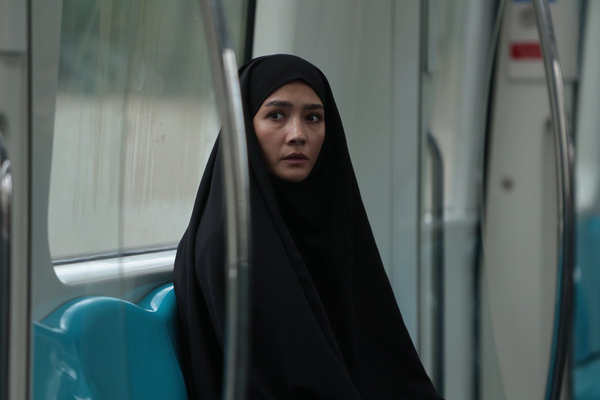 birsenaltuntas1's tweet photo. Aybüke Pusat’ın “En Mutlu Günümde” filminden ilk kareler
 
♦️Aybüke Pusat, çekimleri geçtiğimiz günlerde tamamlanan “En Mutlu Günümde” filminin hem yapımcısı, hem de başrol oyuncusu olarak kariyerinde yeni bir sayfa açtı. Senaryosu ve yönetmenliği Erkan Tunç imzası taşıyan filmin yapımcısı olan Pusat, ilk defa hem kameranın arkasında hem de önünde görev aldı.

KİM KİMİ CANLANDIRDI?
♦️Aybüke Pusat’ın Nesrin'i oynadığı “En Mutlu Günümde”de Halil Babür “Ercan”a, Reha Özcan “Kerem”e, Elit Andaç Çam “Ahsen”e, Erşan Utku Ölmez “Mevlüt”e, Arın Kuşaks��zoğlu “Lokman”a, Ebru Aytürk “Rukiye”ye hayat verdi. Film bir cemaatin himayesinde, birbirlerini hiç tanımadan evlendirilen Ercan (Hali Babür) ve Nesrin'in (Aybüke Pusat) hikâyesini beyazperdeye taşıyor. İşte tüm detaylar... 👇
https://t.co/ALByjClEUh