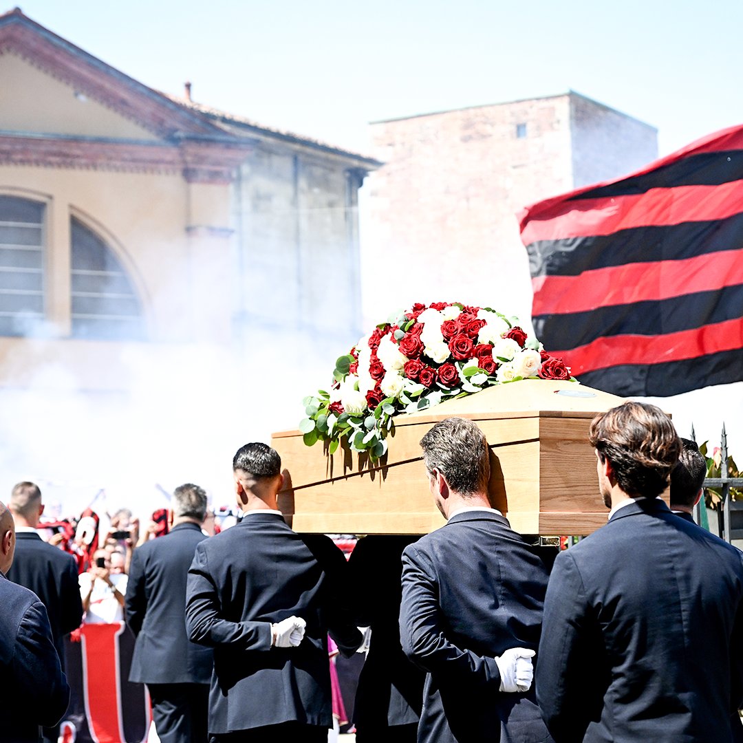 Footballtweet's tweet photo. 🟥⬛ Today was Franco Baresi's funeral in Milan as thousands gathered to pay their respects in the city.

Baresi joined AC Milan at 14-years old and by 18 he was a starter for the first team. By 22 he became the club captain and went on to play 719 matches in the black and red. Forever a legend.