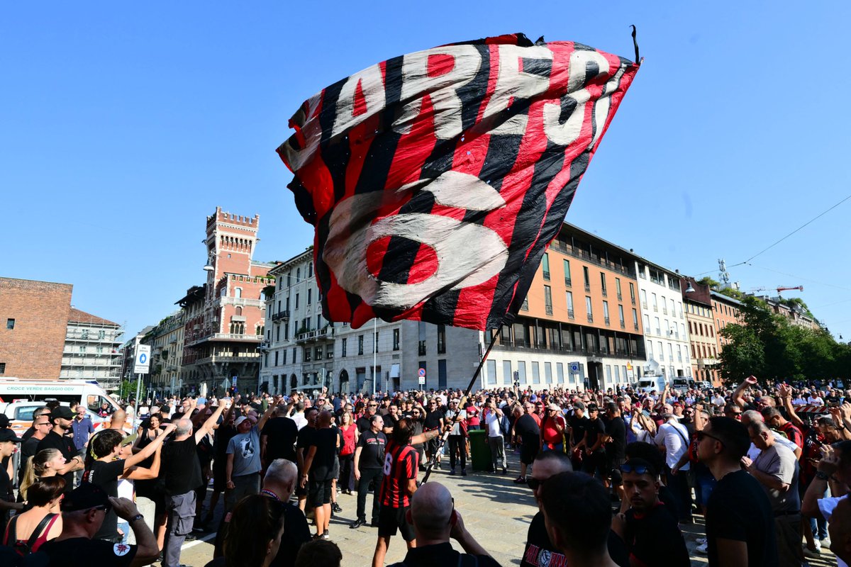 Footballtweet's tweet photo. 🟥⬛ Today was Franco Baresi's funeral in Milan as thousands gathered to pay their respects in the city.

Baresi joined AC Milan at 14-years old and by 18 he was a starter for the first team. By 22 he became the club captain and went on to play 719 matches in the black and red. Forever a legend.