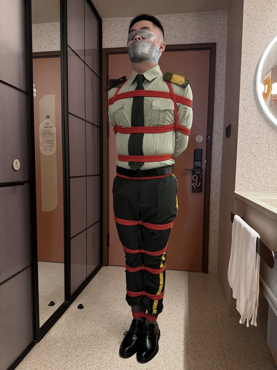 elctrcy's tweet photo. 突然，制服m被后方来的手紧紧捂住被银色胶带封死的嘴巴，被对方毫不留情地玩弄着乳头。随后被捆绑罚站只能在原地呜呜叫，完全只能任人摆布，发出淫荡的呻吟与扭动…

🪢: @KKinnzou https://t.co/pwizdcVKZ2