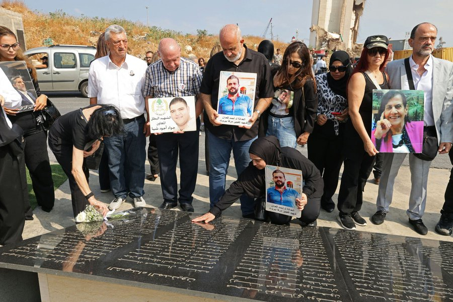 CWeillRaynal's tweet photo. 6 ans après l'explosion du port de Beyrouth,  l'Agence France Presse réussit le tour de force de consacrer une dépêche (publiée ici par le journal libanais Le Devoir) sans citer une seule fois le Hezbollah. 
Plus fort encore, l'AFP affirme laconiquement que l'explosion s'est produite "dans un entrepôt où étaient stockées sans précaution des tonnes de nitrate d'ammonium servant d'engrais (!)..."
Quel mensonge ! C'est un secret de Polichinelle à Beyrouth que ce nitrate d'ammonium servait au Hezbollah à produire ses explosifs.
Allô, l'AFP ? ça ne vous pose pas des problèmes de conscience de relayer une version aussi tronquée ? 
C'est quoi votre objectif ? Protéger le Hezbollah, ne pas lever le voile sur ses activités criminelles et terroristes ? 
En tout cas, cela semble assez éloigné d'un traitement objectif et impartial de l'information 
@afpfr @afpfactuel @SDJ_AFP